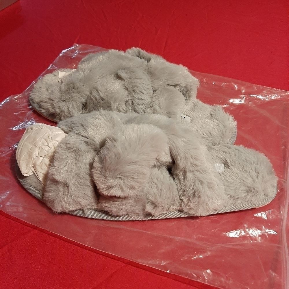 New Women's Size 5-6 Super Soft Fur Slippers